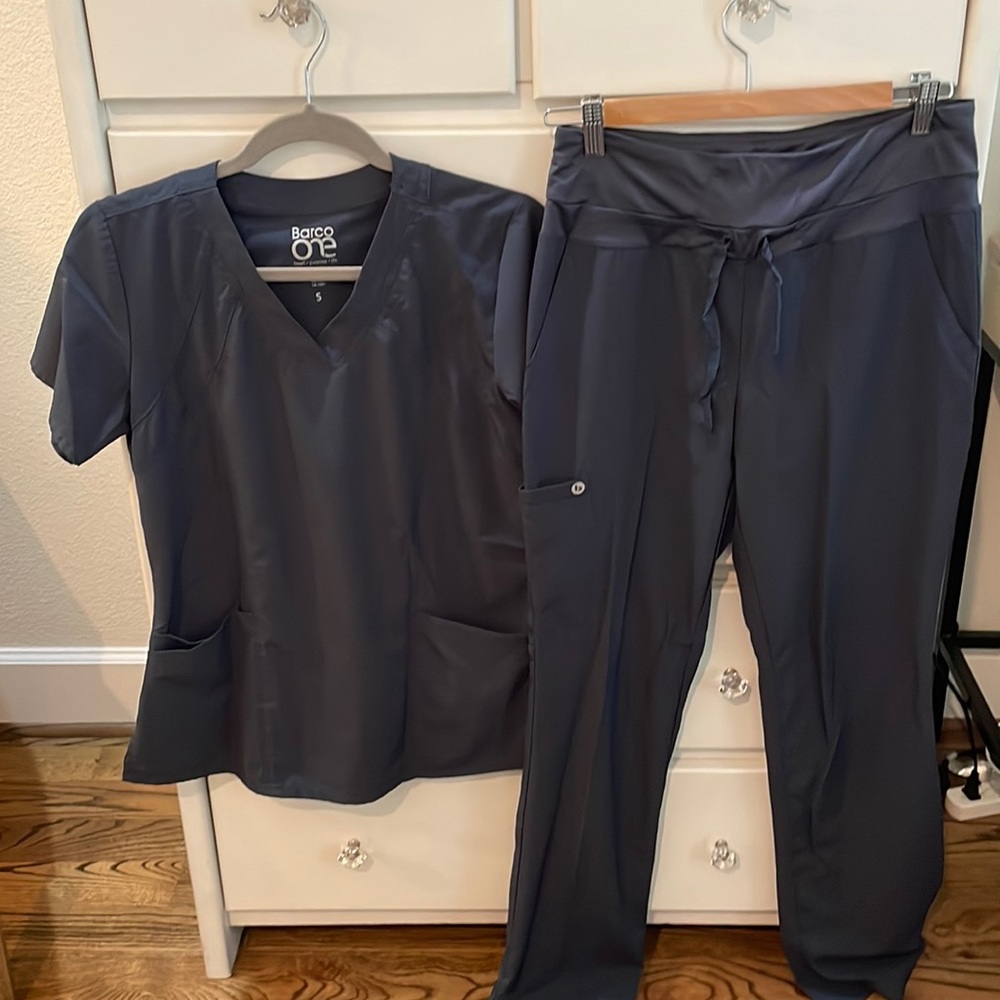 BarcoOne Charcoal Grey Scrubs Set